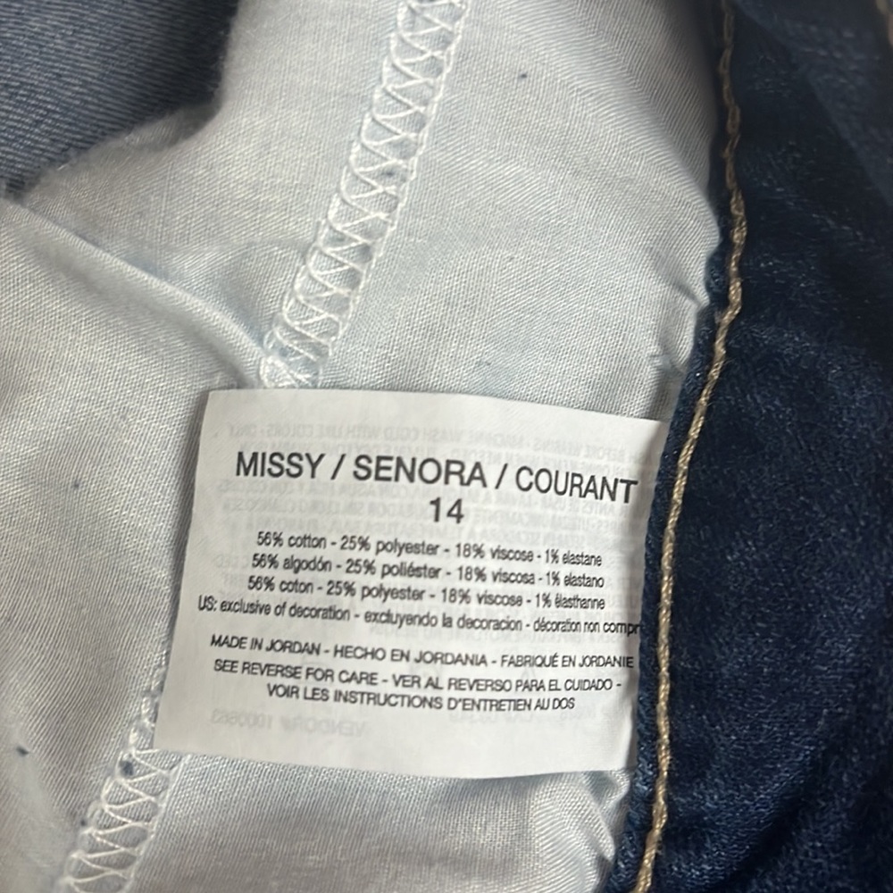 Anne Klein mid rise skinny. Medium wash. Like new no stains or tears - Picture 3 of 4